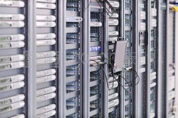 网络服务器室中的数据库与计算机网络服务