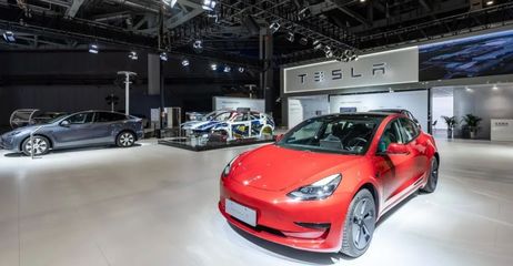 进博的热度上海的温度 | 拆解版特斯拉亮相，上海超级工厂“搬”上展台，数据与网络服务成焦点